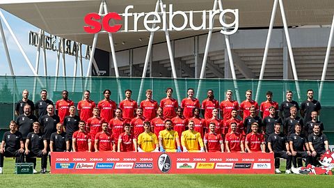 Hintere Reihe v.li.: Athletiktrainer Maximilian Kessler, Athletiktrainer Daniel Wolf, Bruno Ogbus, Christian Guenter, Kenneth Schmidt, Max Rosenfelder, Patrick Osterhage, Merlin Roehl, Michael Gregoritsch, Jordy Makengo, Matthias Ginter, Philipp Lienhart, Eren DinkÃßi, Analyst Franz-Georg Wieland, Torwarttrainer Michael Mueller

Mittlere Reihe v.li.: Physiotherapeut Florian Mack, Mannschaftsarzt Dr. Jochen Gruber, Mannschaftsarzt Prof. Dr. Torben Pottgießer, , Maximilian Eggestein, Nicolas Hoefler, Maximilian Philipp, Lucas Hoeler, Junior Adamu, Johan Manzambi, Roland Sallai, Vincenzo Grifo, Trainer Julian Schuster, Co-Trainer Florian Bruns, Co-Trainer Lars Vossler, Co-Trainer Patrik Grolimund

Vordere Reihe v.li.: Physiotherapeut Markus Behrens, Physiotherapeut Torge Schwarz, Physiotherapeut Uwe Vetter, Florent Muslija, Daniel-Kofi Kyereh, Noah Weisshaupt, Jannik Huth, Noah Atubolu, Florian Mueller, Lukas Kuebler, Berkay YÄ±lmaz, Ritsu Doan, Reha-Trainer Matthias Rosa, Busfahrer Stefa