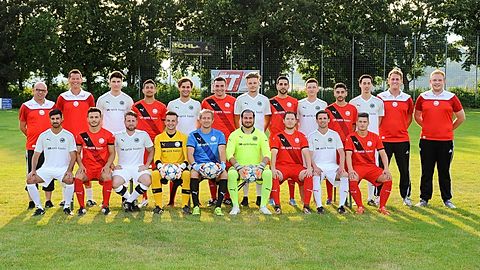 hintere Reihe v.li: Spielleiter Roland Bauer, Trainer Patrick Sührck, Faruk Üstün, Emre Nehir, Philipp Bauer, Kevin Urban, Patrick Bulling, Matai Tulgar, Philipp Hänßler, David Ürek, Benjamin Baar, Betreuer Eike Achtelik und Alexander Schelling
vordere Reihe v.li: Firat Yilmaz, Patrick Lleshaj, Patrick Haug, Tim Taxis, Michael Skrzypiec, Patrick Knöll, Michael Moll, Simon Helmer, Robert Klein