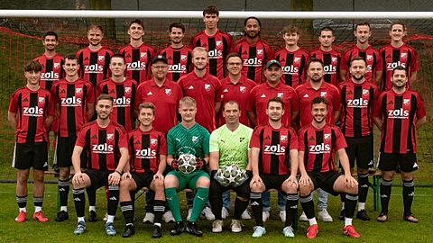 3. Reihe, v. l. n. r., Benedikt Kopfinger, Michael Zöls, Benedikt Hain, Alois Allmannsberger, Korbinian Freund, Nico Wieser, Jonas Stieglbauer, Tim Jendrusch, Julian Lüftl, Dennis Schreyer
2. Reihe, v. l. n. r., Marcel Müller, Yannick Lehner, Johannes Winklhofer, Dominik Müller (Co-Trainer), Christoph Baumgartner (Betreuer), Alexander Koller (sportlicher Leiter), Martin Karlstetter (2. Vorsitzender), Tobias Sprödhuber (1. Vorsitzender), Michael Onderka, Phillip Sackmann (Spielertrainer)
Sitzend v. l. n. r., Stephan Kremhöller, Simon Stadlberger, Fabian Voggenreiter, Stefan Königsbauer, Florian Rosenauer, Florian Sonnleitner