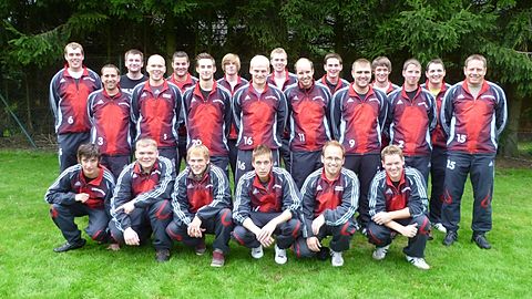 h.v.l. Michael Höft, Jan Köhler, Julian Lohmann, Rene Sengstock, Andy Henn, Torben Bockelmann, Jochen Stelling, Matthias Bockelmann
M.v.l. Andreas Block (Trainer), Christoph Schulz, Marvin Duwald, Frederik Behrens, Martin Siems, Jan-Christoph Seba, Matthias Behrens, Volker Schulz (Co-Trainer) (Foto: Christopher Rochel)
v.v.l. Tobias Mehrkens, Torsten Pape, Philipp Rosenbaum, Stefan Henn, Andreas Bardenhagen, Christopher Rochel