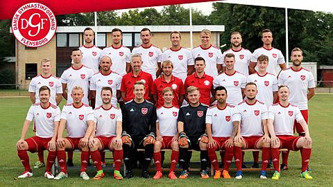 Hintere Reihe von links: Caspar Christiansen, Yannick Seegert, Raik Käbermann, Tim Paulsen, Leon Hoyer (nicht mehr im Kader), Nils Thomsen, Iver Thomsen

Mittlere Reihe v. l.: Felix Bülo, Marius von Essen, Rexhep Kabashi, Liga-Ausschuss Herbert Carstensen, Trainer Peter Feies, Co-Trainer André Flieder, Robin Hansen, Brian Nielsen, Leif Grüter

Vordere Reihe v. l.: Martin Spitzbarth, Tim Fries, Marcel Steiner, Marcel Carstensen, Christoph Orlowski, Kim Hauke Rust, Daraz Celik, Sandi Duratovic, Hauke Christiansen

Es fehlen: Betreuer Frank-Uve Tamm, Teammanager Sönke Wittorf, Physiotherapeutin Lena Petersen, Jannik Mohr, Tom Brates, Ole Bruns, Malte Steffensen, Morten Jensen Dahlmann, Tobias Melzer, Simeon Leupelt

Foto: © Annette Carstensen