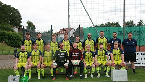 Mannschaftsfoto ASV Michelfeld II (A 5 Erl./Peg., Herren) 2024/25. Robin Popp, Aushilfs-Kapitän Marco Wöhrl, Stephan Wiesneth, Armin Buchmann, Mirko Looshorn, Albert Yapiciyan, Kapitän Alexander Trenz, Betreuer Patrick Gradl, Trainer Sebastian Pohl (stehend, v.l.n.r.). Simon Zerreis, Constantin Neukam, Xaver Eisend, Aushilfs-Torhüter Andreas Leissner, Torhüter Luca Deml, Simon Zitzmann, Simon Brendel, Jan Eschenweck (sitzend, v.l.n.r.).Datum: 4.08.2024.