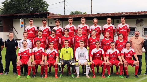 hintere Reihe von links: Köchl Markus, Meisel Maximilian, Hille Moritz, Dohmen Marius, Rupaner Philipp, Hille Bastian, Hammerer Fabian, Barf Florian
mittlere Reihe von links: Trainer Schäffer Patrick, Co-Trainer Skowronski Sebastian, Betreuer Seitle Nico, Wiedemann Mathias, Funk Manuel, Marques Luis, Gubo Pascal, Detter Fabian, Scheuermann Robert, Witt Christian, sportlicher Leiter Eisenhofer Hubert, Kassier Zöpfel Holger
vordere Reihe von links: Wiest Michael, Meitner Andreas, Vetter Daniel, Pietsch Benjamin, Kessler Jonas, Buttmann Benedikt, Bergmann Daniel, Reiter Rene