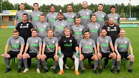 Hintere Reihe: Luca Ziehm, Louis Reichert, Lars Dobberstein, Alexander Ivus, Denis Lehmann, Sebastian Hummelt, Michel Weimann; Mittlere Reihe: Trainer Tim Patze, Tom Selchow, Stephan Pötsch, Tim Gessing, Arne Bartels, Teammanager Mitsch Rieckmann; Vordere Reihe: Wiktor Sitzmann, Fabian Riebe, Maximilian Schumacher, Robert Feilke, Lorenzo Gruno, Lukas Giese, Johann Lukas Gatzmaga