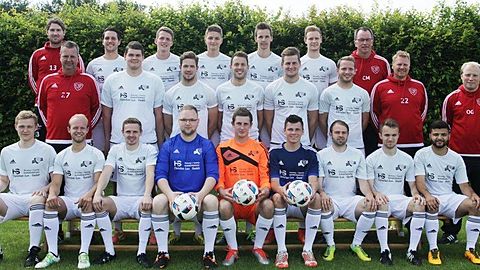 Hinten von links Trainer Raphael Dornieden, Torwarttrainer Hans Meyer, Alexander Lux, Christoph Wellmann, Henrik Freese,
Nils Buchmann, Simon Bothe, Steffen Grave, Dirk Machtemes, Sebastian Plump, Betreuer Oliver Gellhaus, Trainer Andreas Mitzlaff
und Teammanager Clemens Muhle; vorne von links Lukas Mählmann, Uwe Börgerding, Maximilian Middelkamp, Oliver Schickling, Fabian
Mitzlaff, Marcel Meyer, Lukas Binder, Waldemar Lell, Albert Lorenz, Eren Esen und Felix Schumacher. Foto: Schikora
