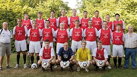 Hinten v.l.: Maun G., Brandt U., Ernst D., Schwarz P., Weibel N., Penack E., Roßney D., Sommer M., Firence C.
Mitte v.l.: Ritzert K.H. (Abt-Ltr. Fußball) Stadler A. (Trainer), Rottenberger C., Reinhard M., Kohl D.,Streib O., Schoblacher R., Lerner B. (Co.-Trainer), Temizer Y., Nathan H. (1. Vorsitzender).
Vorne v.l.: Ernst R., Leonhardt A., Gilde C., Weibel M.     Foto: Büchner