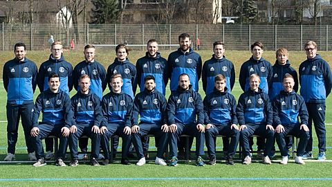 obere Reihe (v.l.): Sebastian Klein, Marius Schwank, Jan Becher, Samuel Paulus, Frank Zimmermann, Andreas Knaack, Aaron Becher, Nic Himioben, Kosuke Takeuchi, Betreuer Hans-Peter Schnarr
untere Reihe (v.l.): Oliver Kubis, Philipp Zwirner, Fabian Scharf, Amine Ajhhaou, Vito Foggia, Timo Sparrenberger, Valentin Pfaff, Sascha Hauch
es fehlen: Christian Kasper, Mark Schäfer, Johannes Schwank, Denis Singer, Roman Mayer, Johannes Klein, Sven Lahr, Yeifry Romero Ramirez, Moritz Hieronimus, Marc Schulte, Robin Wolf &amp; Trainer Mischa Lautenschläger