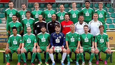 Das Team des PSV Wesel II - hinten von links: Pascal Kluitmann, Joshua Oomen, Jonas Ventz, Ferhat Isik, Mathias Lackermann, Jörn Tissen, Berverdan Mengüloglu, Julian Hesel; Mitte von links: Enser Kazakli, Co-Trainer Daniel Bruzinski, Trainer Michael Tyrann, Co-Trainer Marco Montanez, Torwart-Trainer Patrick Erhart, Betreuer Stephan Spaltmann, Betreuer Fabian Spaltmann; vorne von links: Lukas Gutenberger, Stephan Sleziona, Kaan Erhan, Dario Abbrescia, Jan Gundermann, Luca Calabrese und Maik Lemm. Es fehlen: Burak Gümüs, Boris Mihajlovic, Pascal Borutta, Christoph Heweling, Marcel Schultze, Robin Seelert, Luca van Rissenbeck