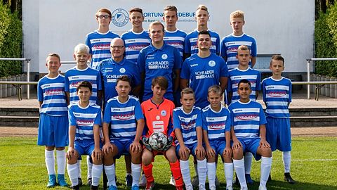 h.v.l.: Tom-Lucas Grothe, Illya Kovkrak, James-Dean March, Tizian Seide, Lennox Hildebrandt
m.v.l.: Emil Stephan, Alexander Spurek, Mirco Seide (Betreuer), Roman Laqua (Trainer), Florian Steuer (Co-Trainer), Fynn Jülich, Tom Wilke
v.v.l.: Lucas-Maik Henfler, Simon Bläß, Demid Babanin, Anton Zeißig, Tom Bersiner, Yusuf Dündar