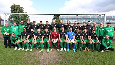 Hintere Reihe (v.l.n.r.): Sportlicher Leiter Manfred Hoffmann, Co-Trainer Daniel Gerling, Cheftrainer Thorsten Kastner, Tolga Dilek, Jakob Bergheim, Sidney Rast, Maxim Osterhage, Florian Pemöller, Nico Rother, Michael Baum, Florian Hoppen, Leonard Claus, Marvin Grumann, Nikolai Nehlson, Torwarttrainer Frank Neuhaus, Physiotherapeutin Jana Hölscher, Betreuer Vincenzo Bavaro.
Vordere Reihe (v.l.n.r.): Athletiktrainer Robert Lewicki, Hakan Gültekin, Sevder Akkan, Mirco Heinzer, Philipp Durek, Meikel Wagner, Nikita Wirt, David von Hagen, Hasan Varol, Said Benkarit, Levent Dalgic, Sportlicher Leiter Dino Carrafiello. Es fehlen: Marc Duic, Sascha Friedrich, Nico Walschburger. Foto: Hendrik Steimann