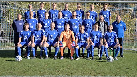 Oben v. links:Florian Schmelzle,Julian Wolfer,Johannes Leidner,Fabian Seeger,Lucas Maser,Trainer Markus Carle,Heiko Schmidt
Mitte v. links:Betreuer Volker Ruff,Sebastian Zeeb,Marcel Schatz,Co-Trainer Timo Braun,Jorrid Eyler,Kevin Kienzle,Sponsor Marc Fuchslocher,Abteilungsleiter Marcus Russ
Vorne v. links:Maximilian Herz,Markus Enssle,Nico Flister,Nicolas Russ,Spielleiter Yannick Russ,Lukas Kalmbach,Marcel Fleischle