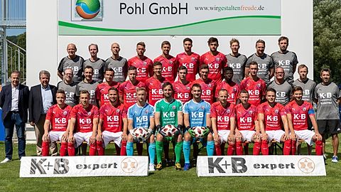VON HINTEN LINKS: Stadionsprecher Fibag, 2. Abteilungsleiter Sebastian Wilder, Sportlicher Leiter Arthur Pongratz, Michael Wich, Thomas Zollner, Christoph Weidner, Michael Lamecker, Co-Trainer Christian Ranzinger, Cheftrainer Andreas Lengsfeld, 1. Abteilungsleiter Matthias Altmann MITTE VON LINKS: Thomas Kappenberger, Josef Kappenberger, Teammanager Martin Ketterl, Technischer Leiter Markus Meindl, Daniel Engl, Michael Hvezda, Mario Kufner, Marco Faltermeier, Tobias Berger, Namir Tahir, Alexander Schafberger, Zeugwart Fritz Prenißl, TW-Trainer Michael Riederer, Physiotherapeut Karl-Heinz Plötz VORNE VON LINKS: Daniel Kropf, Jonas Berzl, Tobias Kordick, Tobias Vogl, Stefan Riederer, Tobias Auer, Friedrich Lieder, Stefan Meyer, Johannes Bierlmeier, Kapitän Franz-Xaver Brandl ﻿