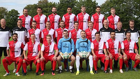 Hinten (v.l.): Oliver Schmidt, Leif Morris Langholz, Max Schneider, Volkan Öztürk, Steffen Schneider, Dennis Lang, Fabio Dahlem.
Mitte (v.l.): Co-Trainer Ingo Flechtner, Trainer Peter Bätzel, Emanuel Haas, Lucas Hartmann, Sascha Theil, Daniel Roskosz, Andreas Schäfer, Physiotherapeut Martin Ball, Torwarttrainer Horst Gröger, Betreuer Marco Gerhardt.
Vorne (v.l.): Jafar Azizi, Marcel Siegel, Jannik Hardt, Jan Dühring, Fabian Grutza, Johannes Alber, Tolga Duran, Marvin Kretschmann.
Foto: Bär