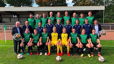 Hintten v.l.n.r.: Max Mesdag, Chris Ihleburg, Bastian Schrigten, Lukas Poggemann, Thomas van Dülmen, Steffen Kuper, Matthias Esters, Jason Grinke, Markus Peters
Mitte: Hauptsponsor Bernhard Helming, Fußballobmann Martin Schnelle, Trainer Deltelf Schmees, Jannis Röttering, Daniel Peters, Lars Krüssel, Benjamin Freund, Eike Heddendorp, Hauptsponsor Achim Helming
Vorne: Lars Eilermann, Jan Krüssel, Patrick Mucke, Simon Poggemann, Timo Köbbemann, Sebaastian Striet, Jonas Stemann, Jan Krummen-Boyer
