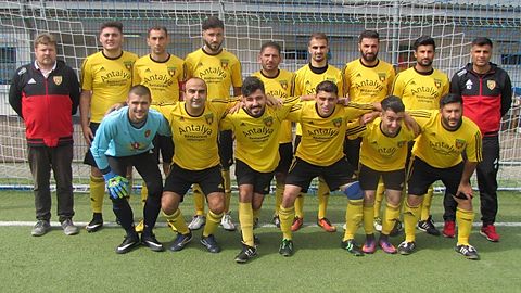 September 2017
obere Reihe v.l.n.r. Betreuer M.Schneider, S.Bozkurt, I.Pektas, E.Cetin, T.Camtay, A.Gülbahce,L.Erman, Serif Göktas, Spielleiter A.Göktas
untere Reihe: B.Georgiev, K.Yalcin, D.Yildirim, M.Schewsche, M.Darshin, Seyfettin Göktas