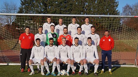 oben v.l.n.r.: Jonas Hans, Carsten Bach, Jakob Reichert, Max Lauer
mitte v.l.n.r.: Trainer Bernd Roth, Johannes Lehnen, Timo Philippi, Felix Kramkowski, David Berens, Johannes Engler, Co-Trainer Daniel Schneider
vorne v.l.n.r.: Sascha Biewer, Jan Ames, Johannes Huwer, Nouri Rasani, Tim Justinger