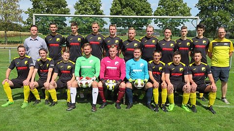 von oben links: Trainer Volker Könen, Jonas Beemelmanns, Malte Lauff, Marco Rohde, Helge Küsters, Pascal Schwarz, Patrick Pitzner, Andre Männchen, Maik Joosten, Jonas Westheider, Betreuer Domenik Reinders
von unten links: Dirk Jansen, Martin Simons, Nico Schoofs, Rene Naß, Tobias Nehnes, Kevin Sattler, Niklas Wagner, Timo Dennessen, Martin Becker
Es fehlen: Thomas van Baal, Eike Küsters, Fabian Janssen, Claus-Peter Härter und Betreuer Christian Waterkotte