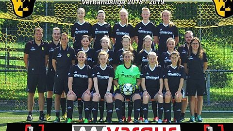 Mannschaftsfoto 2018/2019

Hinten v. l.: Jessica Sehring, Vanessa Roth, Rebekka Schmid, Susanne Schmid, Christina Vögele 

Mitte v. l.: Trainer Joachim Fecker, Spielleiter Julien Heinzelmann, Juniorinnen-Trainerin Petra Linder, Alissa King, Jessica Morgenthaler, Vanessa Deisling, Tiffany Schiewe, Nadine Kutterer, Betreuer Alexander Müller, TW-Trainerin Raphaela Schmoller 

Vorne v. l.: Anna Haag, Jessica Kunstmann, Nina Benjak, Jule Villing, Sarah Linder 

Es fehlen: Chiara Belz, Laura Flohr, Johanna Kautz, Sophie Müller, Lisa Scheuble