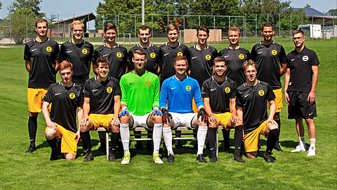 (hinten von links) L. Schneider, T. Stadtmüller, K. Deniffel, T. Schneider, J. Fink, Lipp, L. Fink, Wiedemann, Saur
(vorne von links) Epp, Reichart, Foss, Liebmann, Schuster, A. Straub