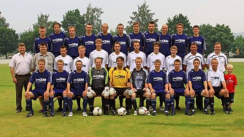 oben links: Böhmer, Tremel P., Tremel St., Schwemmlein, Dießenbacher S., Hopfenmüller, Krappmann, Doppel, Dießenbacher M., Mahr, Geldner;
Mitte: 1. Vorstand Petterich, Betreuer 2. Kleine-Weischede, Müller, Knaus, Zapf, Klein, Hilgendag, Zeiß, Portner, Betreuer Bienlein, Spielleiter Köhler
unten: Ramming, Zöllner, Kolb, TW- Trainer Friedrich, Aumüller, Schweigert, Hartmann, Bergmann, Kalb, Spielertrainer Reichel mit Sohn Hannes