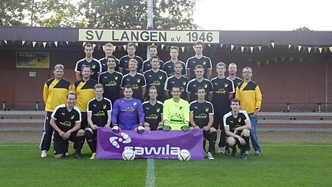 von hinten links: Tobias Ameln, Mathias Van Drehle, Martin Raming-Freesen, Mike Schulte, Christian Ameln, Florian Wahoff. Mittlere Reihe von links: Trainer Thomas Uwelius, Co. Trainer Thomas Gründer, Christian Santen, Christoph Kleemann, Hannes Terhorst, Gerd Raming-Freesen, Daniel Korte, Stefen Kremer, Torwarttrainer Jörg Kampen, Betreuer Friedhelm Kanne. Vordere Reihe von links: André Ameln, Michael Otten, Michael Borchert, Markus Raming-Freesen, Florian Friedrich, André Schubert, Niklas Moritz. Es fehlten: Gerrit Schulte, Bernd Heyers, Kai Connemann, Elefterios Karagiozidis.