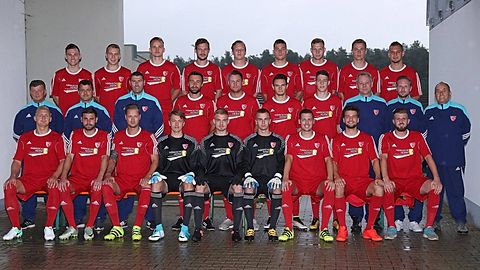 Die 1. Männermannschaft 2017/2018

Hintere Reihe v.l.: Patrick Kowalski, Philip Pollow, Maxim Romanovski, Thomas Poznanski, Lucien Auerswald, Manuel Wuller, Felix Matthäs, Kilian Stinner, Robin Mlodzian

Mittlere Reihe v.l.: Trainer Volker Löbenberg, Co-Trainer Rezart Cami, Torwartrainer Alexander Thürmann, Kevin Wypart Marc-Robert Borowski, Sebastian Eichhorn, Stefan Mussijenko, Co-Trainer Cornel Loharens, Mannschaftsleiter Alexander Erne, Physio Karl-Heinz Bornemann

Untere Reihe v.l.: Brian Blisse, Paul van Humbeeck, Philipp Karaschewitz, Marvin Parchmann, Lucas Lindner, Alexander Ruge, Aaron Eichhorn, Sebastian Wladyko, Toni Hager

Es fehlen: Mannschaftsarzt Dr. Klaus Dräger, Markus Goede

Foto: Ottmar Winter