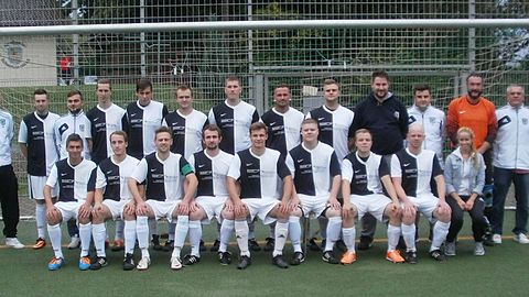 hintere Reihe:
Sebastian Müller, Daniel Schulte, Sebastian Klös, Tim Bräuer, Lukas Wagner, Florian Huppert, Arndt Reuter, Björn Huber, Wadim Koltunow, Christian Hoffmann, Pano Angelopoulos, Claus Lasker, Trainer Dirk Beinlich.
 
vordere Reihe:
Marvin Krieger, Benedigt Hofmann, Max Schneggenburger, Marc Freundschuh, Benny Spieß, Boris Beinlich, Benjamin Biere, Max Bodenstedt, Physiotherapeutin Leah Hiller.
 
auf dem Bild fehlen:                       
Johannes Gröger, Andreas Söhnel, Jonas Müller, Yannik Markgraf, David Schulz, Stefan Weber, Tobias Wildner, Nikolaos Schmitt, Boris Lappka, Hans-Peter Schreiber, Falk Reuter, Julius Gruenewald, Andre Merdan, Daniel Möller, Leif Schöpf, Niklas Schulte, Felix Heep, Fabian Spieß, Sascha Egert