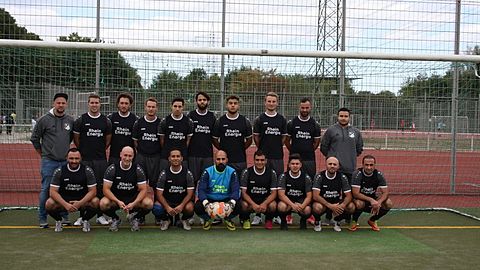 Obere Reihe von links nach rechts: Dawid Borowski(Trainer), Maximilian Schnickmann, Adem Uguz, Michael Lauterbach, Maximilian Kaiser, Murat Caglar, Tarik Boukerche, Ben Neuen, Robin Vignol, Serkan Akalin

Untere Reihe von links nach rechts: Ferhat Ceyhan, Pascal Pretz, Daniel Dan, Basri Caglar, Gökhan Sevilmis, Anastasios Anastasoglou, Rachid Masoudi, Hüseyin Karadas