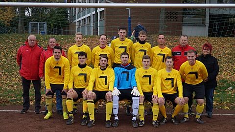 V.h.l.: Co-Trainer Reiner Schleifer, Betreuer Dietmar Nießen, Jan Neitzke, Bastian Schepke, Michael Maubach, Niklas Feithen, Dennis Hamann, Trainer Axel Sendscheid, 1. Vorsitzende SSC Schwerfen Melanie Niestroj
V.v.l: Florian Schäfer, Jonas Dickmann, Stefan Foemer, Marcel Schmitz, Tom Keldenich, Serge Wick, Daniel Ganz