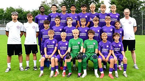 Obere Reihe von links nach rechts:

Prosper Biyeme, Devin Kapur, Milan Cömez, Bedirhan Özkaya, Konstantinos Tsompanos, Noah Mattusek, Lenn Wilzer, Norbert Müller

Mittlere Reihe von links nach rechts:

Siyamand Khalid (Cotrainer), Dennis Legler (Cotrainer), Antonio Simonetta, Luis Alkuti, Fynn Chemnitzer, Lukas Ponce, Denny Mirasov, David Ramljak, Carl Knöller, Alexander Schmidt (Cheftrainer)

Untere Reihe von links nach rechts:

Richard Brummund, Cédric Veile, Lasse Siebrecht, Jarno Greul, Kareem Karadeniz, Tim Bertsch