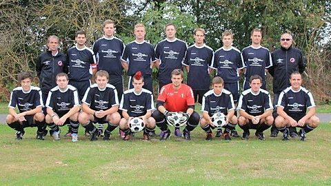 obere Reihe (von links nach rechts): Günther Deckers (Trainer), Felix Brocker, Timo Küppers, Martin Obst, Lukas Appel, Mark Brocker, Andreas Grandowski, Christian Hell, Adolf Hoffmann (Fußballobmann)
untere Reihe (von links nach rechts): Stefan Kledtke. Ryan Lynch, Nathan Jones, Kai Hortmanns, Michael Derichs, Kevin Heinrichs, Enis Haziri, Sebastian Deckers
Fotos: Claus Wagner