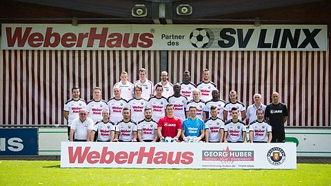 Hintere Reihe von links: Florian Weber (Zeugwart), Daniel Schütz (Zeugwart), Mario Nock (Zeugwart), Moussa
Savane, Mikael Kuntz
Mittlere Reihe von links: Joshua Göser, Niclas Schmitt, Mathias Vollmer, Stefan Senn, Patrick Hennenberger, Patrick
Assemian, Julien Frech, Aristide Ouwe Ossah, Yasine Ouroutski, Patrick Ehle (Spielleitung), Farid Bourefis (Trainer)
Vordere Reihe von links: Fritz Wendling (1. Vorsitzender), Eric Ehle, Bachir Merzoug, Helim Ayaz, Maximilian Moser,
Marc Schuhmacher, Loic Schneider, Bilal Saci, Stefan Wendling
Es fehlen: Joseph Acevedo, Mehdi Bousalla, Marius Britz