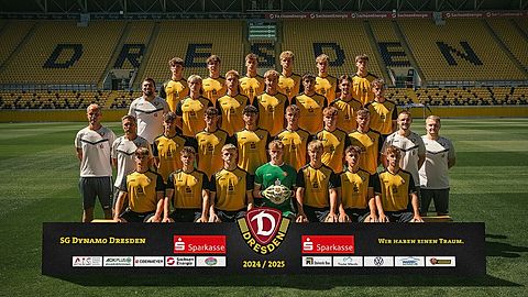 Untere Reihe v.l.n.r.: Fabius-Leander Göpfert, Julius Oehmichen, Quentin Grafe, Marlon Grafe, Lennox Eilke, Liam Heidler, Marc Fischer

Zweite Reihe v.l.n.r.: Cheftrainer Sebastian König, Co-Trainer Heiko Plischke, Jonathan Geißler, Carl Gustav Möller, Simo Collins, Jakub Sokol, Cedric Tölg, Henrik Heße, Physiotherapeut Henry Anschütz, Athletik- und Rehatrainer Denny Ehrlich

Dritte Reihe v.l.n.r.: Torwarttrainer Benjamin Kirsten, Oskar Ohnesorge, Vitek Kuta, Nicolas Meurer, Amer Ammar, Noah Wagner, Quentin Gandlau

Obere Reihe v.l.n.r.: Felix Alschner, Friedrich Müller, Artur Willi Herrmann, Collin Förster, Bastian Kummerow, Jakob Zickler

Es fehlen: Co-Trainer Christian Fröhlich, Mannschaftsleiter Ronny Lehmann, Physiotherapeut Richard Rauscher, Dmytro Bohdanov, Sebastian Hilger, Janis Schrumpf