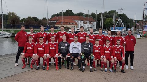 Reihe oben v. links: Michael Radde-Krüger, Willem Bloching, John-Simon Reemts, Jonah Baum, Lennart Roßkamp, Tristan Lipinski, John Reimers, Hans Christian Lipinski, Brijan Dittmann, Ben-Luca Massanet, Mario Bittrich und Thomas Dolling
Reihe unten v. links: Colin Puls, Christopher Schubert, Dennis Appel, Christopher Wilken, Tobias Lohse, Arne Deich, Torge Feldt, Johann Rux und Christopher Demandt