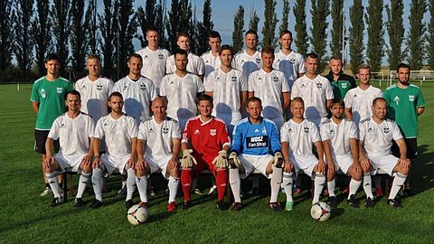 Mannschaftskader Saison 2014/2015
v.R.v.l.: Maik Krystofiak, Markus Peschke, Marcel Dorn, Tom Siegfried, André Gehmlich, Patrick Baborowski, Kenny Krößel, Martin Schäl
m.R.v.l.: Sven Müller, Tobias Weißenborn, Patrick Schmidt, Sebastian Schäl (C), Tom Heilemann, Maik Tittmann, Mark Olenik, Falk Raddatz, Andreas Weißenborn, Sven Wagner (Trainer)
h.R.v.l. Nico Breitenborn, Max Klubsch, Danny Schulz, Nico Rauth, Jonas Wurbs