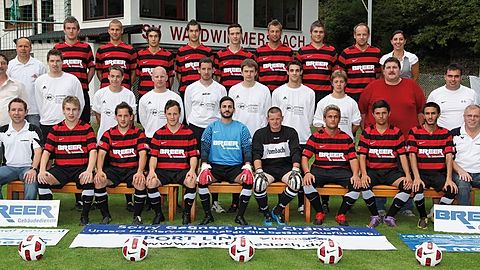 Hinten v.l.: 3. Vors. Seifarth, Martine, S. Meuter, Harth, Fuhrmann, Janko, Ehmann, Hofmann, Dietl, Sponsorin Bölek.
Mitte v.l.: SpA Th. Meuter, Trainer Heckmann, Frey, Knobloch, Reimuth, C. Dick, Mayfarth, Eisermann, TW-Trainer Hafner, Trainer Schäfer.
Vorne v.l.: SpA Jungmann, Stiepani, Rittmeier, Belfiore, IL, Himmelmann, Kamuf, Trbunja, Sönmez, 2. Vors. Wolf.     Foto: Pfeifer