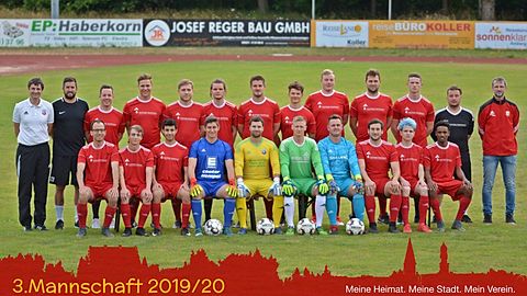 stehend von links: Uli Münchmeier (1.Vorstand), Pascal Liebl (Trainer 3.Mannschaft), Sascha Haberkorn, Xaver Mittelmeier, Paul Wittmann, Felix Stubenrauch, Waldemar Widiker, Tobias Hartung, Max Forster, Max Kallmeier, Luca Kraus, Tobias Hölzl (Trainer 3.Mannschaft), Markus Wildenauer (Sportlicher Leiter Herren)
sitzend von links: Florian Meißner, Christoph Neuber, Zainalabdeen Abdulazeez "Zain", Julian Müssig, Radek Minich, Dominic Kummer, Manuel Häusler, Markus Knorr, Michael Mayr, Fuad Yasim Idris