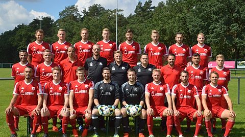 Reihe Hinten v.l.: Alexander Eck, Marco Mescheder, Jürgen Rau, Christian Schröder, Willi Hildebrand, Thorben Kiel, Mark Babori, Andre Schreiber
Reihe Mitte v.l.: Davut Sansar, Marcel Mescheder, Matthias Heymann, Kai David, Dimitrij Wiebe, Alexander Bechthold, Steven Hengstler, Deniz Kaymaz, Kevin Sömmer
Reihe Vorne v.l.: Yasin Karaman, Markus Golze, Peter Neufeld, Björn Wirtz, Malte Kiel, waldemar Seibel, Serdar Caliskan, Alexander Rau
Es fehlen: Daniel Giesbrecht, Yannick Berkemeier, Kai Gronemeyer, Cedrick Berkemeier, Marc Wiemann