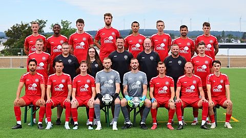 Hintere Reihe von links: Andre Nemirowitsch, Jonas Lumoneka, Niclas Janke, Justin Heimann, Ilias Abarkan, Lucas König, Soltan Qurbani, Marco Weis - Mittlere Reihe von links: Markus Neugebauer (Spielertrainer), Christian Littau (Betreuer), Mara Ebenig (Physiotherapeutin), Frank Naumann (Trainer), Thomas Janke (Teammanager), Patrick Jahn (Abteilungsleiter Senioren), Tillmann Stillger - Vordere Reihe von links: Mohammad Kazerooni, Viktors Geraskins, Leon Gering, Robin Kom, Maximilian Jung, Simon Neugebauer, Matthias Neugebauer, Meris Ramcilovic