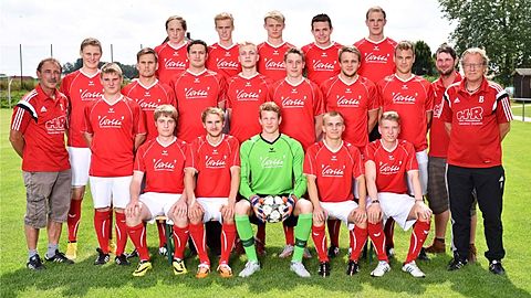 Foto: Rolf Kamper / Neue Osnabrücker Zeitung
Obere Reihe: Nico Heine, Thorsten Feldkamp, Enno Steinkamp, Leon Freitag, Stefan Ewing,
Mittlere Reihe: Ansgar Bönisch(Trainer), Johannes Krämer, Lars Brune, Johannes Stoffergoes, Heinrich Wietmeier, Luka Brinker, Maximilian Scheffczyk, Florian Lohbeck, Nico Nehls, Matthias Lohbeck( Co-Trainer), Jochen Maßmann(Betreuer)
Untere Reihe: Patrick Münster, Florian Bohmann, Lukas Bollmann, Daniel Rommel, Oliver Kunze