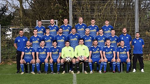 3. Reihe von links nach rechts: Marcel Minor, Maximilian Gruber, Christian Dahm, David Engelhardt, Jeremy Strack, Nick Sponsel 2. Reihe von links nach rechts: Nico Moser (Trainer), Nico Eckel, Fabian Jud, Benedikt Dietrich, Sebastian Hackl, Morris Ried, Timon Husemann, Luca Schiffer, Max Hackl (Abteilungsleiter Fußball), Marco De Blasio (Trainer 2. Mannschaft) 1. Reihe von links nach rechts: Sven Gemmer, Julius Schneider, Lukas Zöller, Sebastian Jud, Romeo Mariean, Marek Basting, Tim Gätje, Dominik Altenhofen (Kapitän)