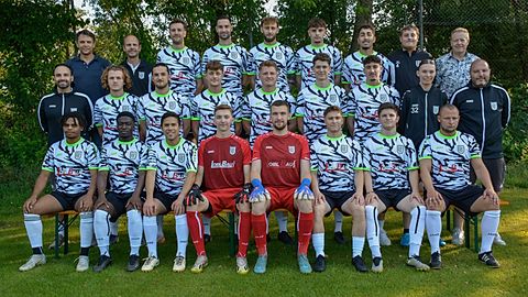 Hinten v.l.: Manfred Oster (1. Vorstand), Andreas Haubold (Betreuer), Maximilian Beer, Daniel Mömkes, Nico Häcker, Moritz Kiener, Ahmet Kolcu, Florian Haubold (Betreuer), Wolfgang Nagl (Schatzmeister)

Mitte v. l.: Maximilian Zgud-Schoeppner (Trainer), Quirin Kraus, Florian Kappauf, Fabio Crapanzano, Daniel Amannsberger, Matthew Atkinson, Louis Kleindienst, Verena Holzapfel (Betreuer), Tim Görlitz (Co-Trainer)

Vorne v. l.: Alessandro Lomo, Enoch Adjalle, Manuel Joos, Julian Botschafter, Maximilian Hug, Thomas Asvestas, Roland-Luka Fantisch, Stefan Gasda 

Es fehlen: Florian Höltl, Christopher Trautmann, Valentin Breitschaft, Maximilian Mayer, Nikolas Kallweit, Alessandro Kestler (Torwart-Trainer)