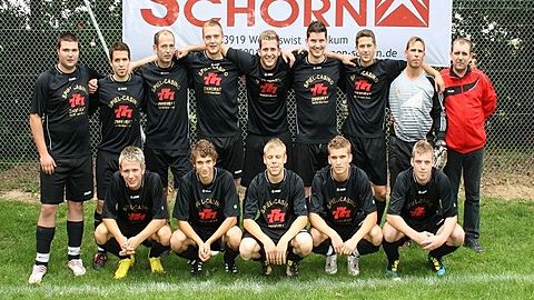 oben v.l.n.r.: Kevin Maslo, Sebastian Keul (Trainer), Jens Rügler, Andreas Grube, Florian Hahs, Niklas Schmitz, Christian Arimond, Sven Buderath, Roland Bürvenich (Betreuer)
unten v.l.n.r.: Miro Zybulski, Louis Strang, Torsten Wenzel, Demian Wolf, Nils Lichte