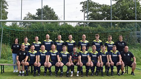 hintere Reihe von links: Mandy Auerbach, Christoph Knechtel, Christian Bardt, Lars Gäbler, Niels Vetterlein, Jens Ruhnow, Florian Millemann, Sallivan Fahrner, Martin Ansorge, Sophie Pötzsch

vordere Reihe von links: Marco Walther, Otto Wanjek, Michael Winkler, Dennis Große, Moritz Kötz, Florian Lange, Steve Anton, Mario Flögel, Johannes Dittmann, Thomas Wiegel, Herbert Haase

es fehlen: Dominic Göldner, Justin Rahn, Jan Kalter, Jonas Martin, Marcel Vieweg, René Schilling, Max Jänig, Yves Hüttl