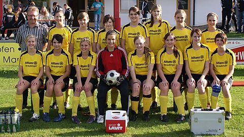 Mädchenmannschaft FC DJK Simbach mit Trainer Sporrer Sebastian