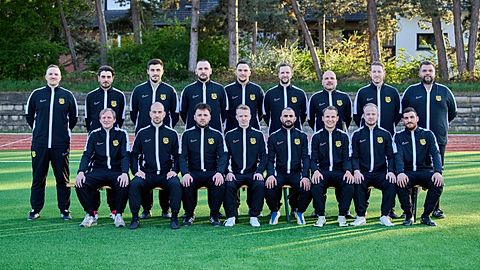 Stehend v.l.: Max Kammer, Alex Dörsch, Jan Otten, Julien Lorc, Mert Atlay, Daniel Pfeiffer, Stefan Pütz, Darius Koch, Basti Bauer
sitzend v.l.: Manuel Jörres, Fred Buchwald, Eric Ross, Max Blatzheim, Mustafa Azawe, Max Krudewig, Moritz Lutz, Mürsel Polat