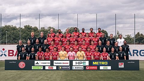 Obere Reihe, von links nach rechts: Valgeir Lunddal, Jamil Siebert, Vincent Vermeij, Elias Egouli, King Manu, Emmanuel Iyoha, , Sima Suso. Zweite Reihe von oben, von links nach rechts: Tom Wirtz (Zeugwart), Oliver Paashaus (Zeugwart), Anouar El Azzouzi, Jona Niemiec, Kenneth Schmidt, Jordy de Wijs, Danny Schmidt, Luca Raimund, Tim Oberdorf , Andreas Gross (Athletiktrainer), Sascha Rösler (Leiter Lizenzspielerabteilung), Christian Weber (Sportdirektor). Dritte Reihe von oben, von links nach rechts: Engin Cicem (Athletiktrainer), Jonathan Hoppe (Physiotherapeut), Axel Zehle (Mentalcoach), Dr. Ulf Blecker (Mannschaftsarzt), Tim Rossmann, Moritz Heyer, Giovanni Haag, Sotiris Alexandropoulos, Christian Rasmussen, Julian Hettwer, Christoph Semmler (Torwarttrainer), Jan Hoepner (Co-Trainer), Manfred Stefes (Co-Trainer), Daniel Thioune (Cheftrainer) Untere Reihe, von links nach rechts: Mathias Eckl (Physiotherapeut), Fais Al Mami (Physiotherapeut), Karim Affo, Hamza Anhari, Shinta Appelkamp, F