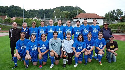h.R.v.l.n.r. Trainer Walter Grabl, Betreuer Kurt Stumbeck, Markus Hartl, Klaus Wagner, Maximilian Urban, Sebastian Peintinger, Martin Dorfner, Simon Schaubeck, Manuel Egger, Sebastian Buchner, Betreuer Alfons Eberl;
v.R.v.l.n.r. Mathias Hien, Andreas Stauber, Dennis Hübscher, Nico Becker, Leopold Resch, Ismael Sengün, Dimka Tkatschenko, Norbert Walkersdorfer, Betreuer Marko Subke;