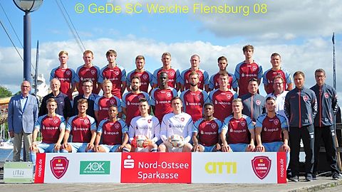 Hintere Reihe von links:
Finn Wirlmann, Patrick Thomsen, Hendrik Ostermann, Jonas Walter, Christian Jürgensen, Tim Wulff, Tayfun Can, Jannick Ostermann, Nico Empen
Mittlere Reihe von links:
Vorsitzender Wirtschaftsrat Hans-Peter Carstensen, 1. Vorsitzender Hans-L. Suhr, Geschäftsführer Harald Uhr, Florian Meyer, Nedim Hasanbegovic, Benjamin Safo-Mensah, Fiete Sykora, Torge Paetow, Physiotherapeut Alejandro Javier Aguirre, Betreuer Torsten Hoffmann, Trainer Daniel Jurgeleit, Co.-Trainer und Liga-Manager Marc Peetz
Vordere Reihe von links:
Jannis Pläschke, Kevin Schulz, Ilidio Pastor Santos, Raphael Straub, Florian Kirschke, Junior Ebot-Etchi, Fabian Arndt, Jannik Drews
Es fehlen:
Physiotherapeut Johannes Outzen, Mannschaftsarzt Dr. Christian Wiege