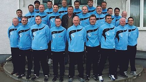 Hintere Reihe von links nach rechts: Michael Matzen, Dirk Schott, Michael Müller, Frank Nolte, Mario Asteroth, Uwe Springer.
Mittlere Reihe von links nach rechts: Berti Jakob, Thomas Schmalz, Andreas Stiehler, Ralph Kistner, Herbert Appel (Sparkassenversicherung), Matthias Gagalick, Jürgen Helfenritter, Torsten Stern, Thomas Kneuer, Michael Uhl.
Vordere Reihe von links nach rechts: Willi Schaumburg, Peter Reinemann, Percy Schott, Ralf Fieseler, Horst Kaiser, Gerd Lippmann, Marc Künzli, Dieter Stern und Uwe Raabe.